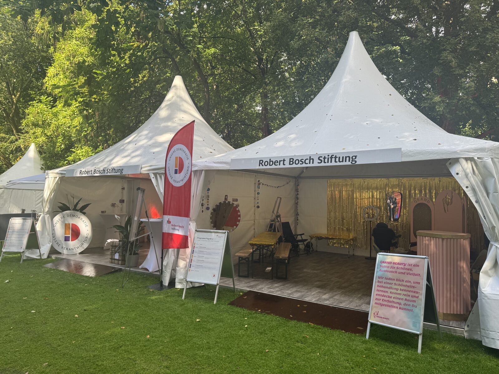 Bürgerfest beim Bundespräsidenten: zwei weiße Pagoden der Robert Bosch Stiftung im Schlosspark Bellevue