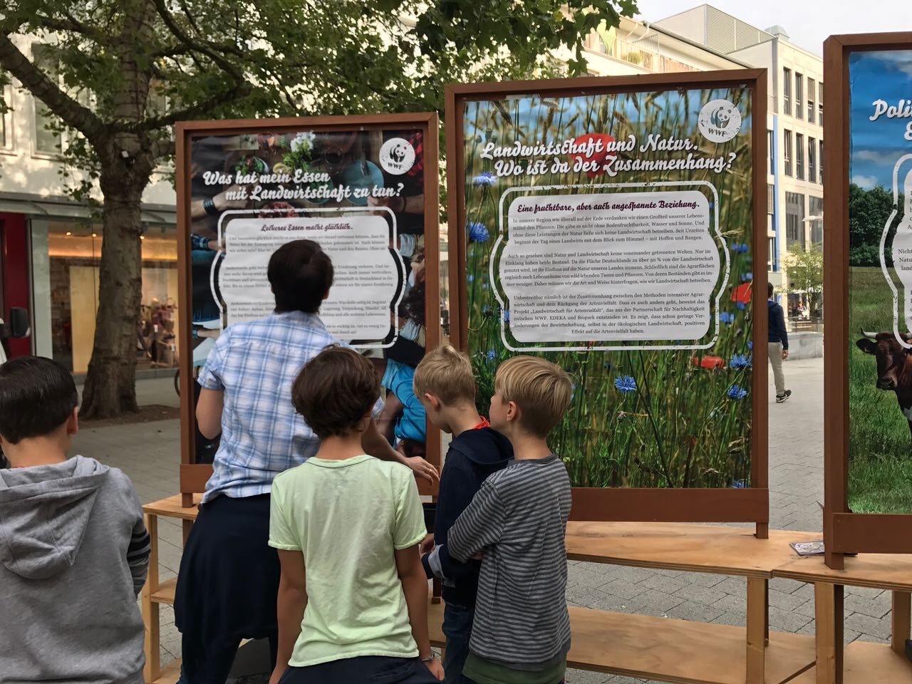 WWF Foodtruck-Roadshow durch 10 deutsche Städte: Aufbauten zum Thema Ernährung und Umweltschutz