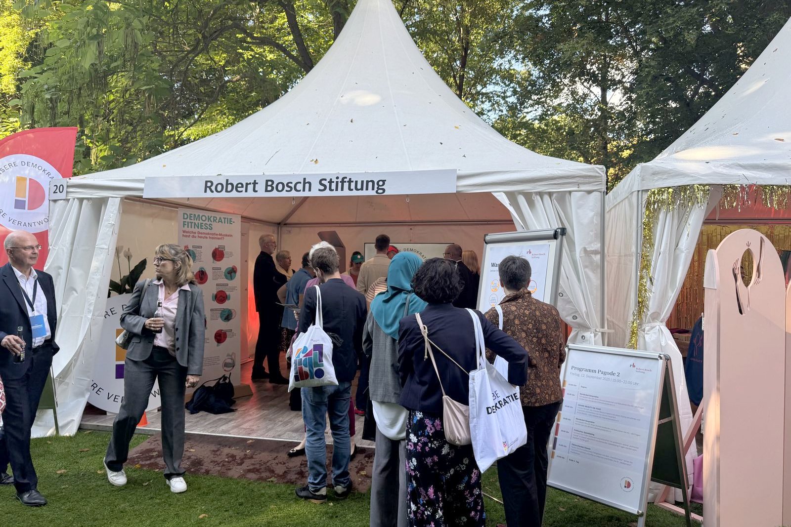Pagode der Robert Bosch Stiftung beim Bürgerfest des Bundespräsidenten im Schlosspark Bellevue
