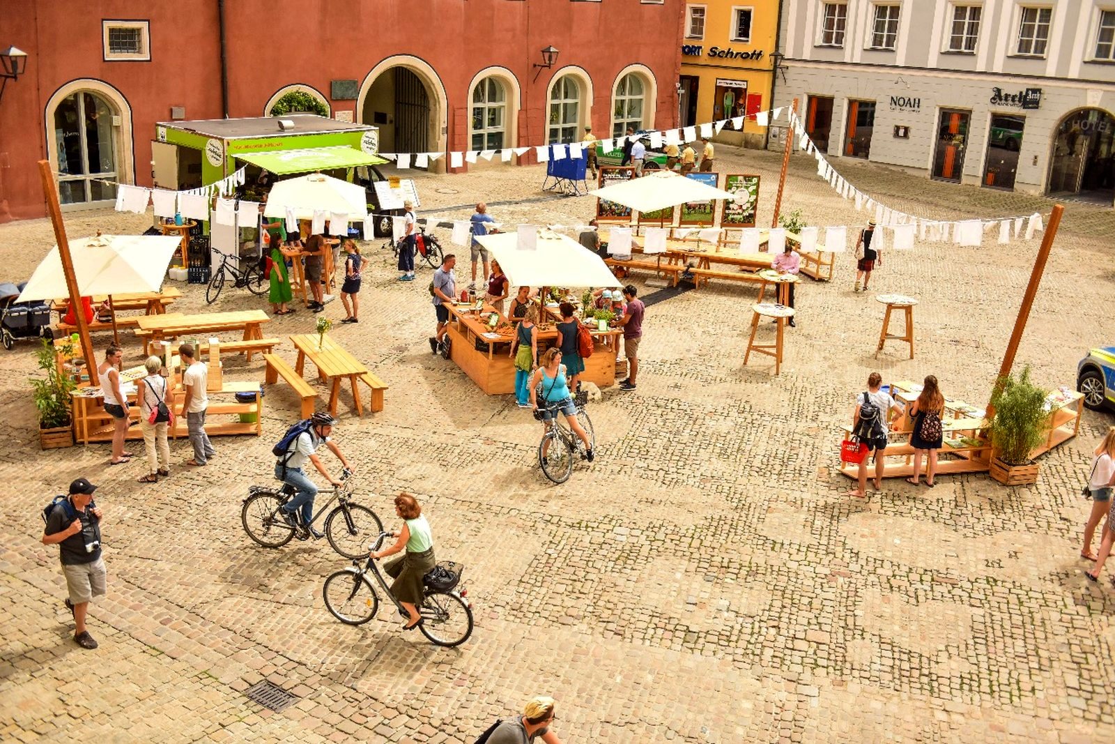 Marktplatz der WWF Foodtruck-Roadshow mit Tafeln und Ständen aus der Vogelperspektive