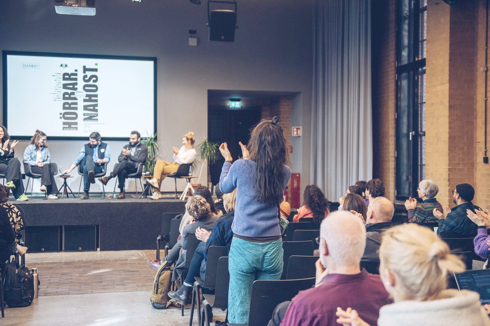 Fachtag „Hörbar. Nahost.“ – Panel und applaudierendes Publikum