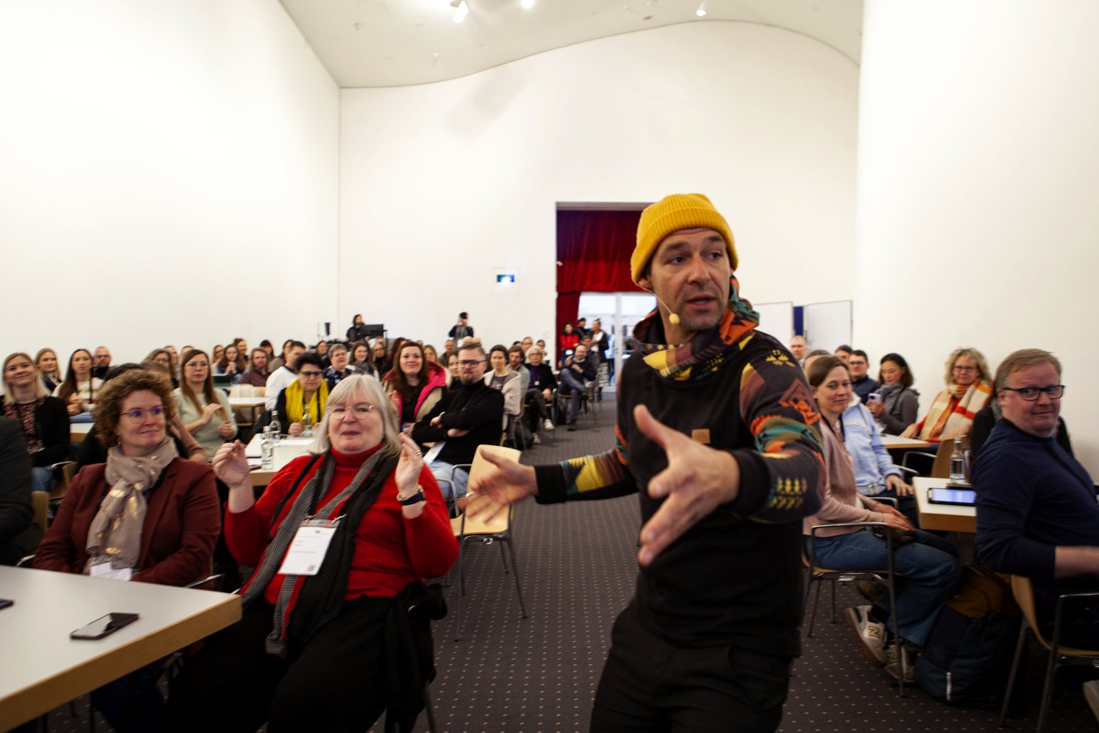 Moderation mitten im Publikum der Preisträgerkonferenz Deutscher Schulpreis