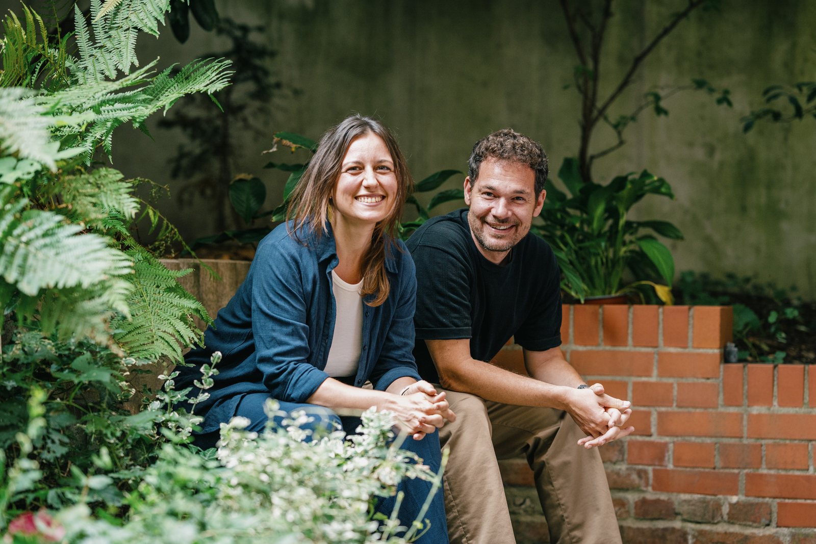 Stefanie Wilhelm und Benjamin Knispel im begrünten Hof des culturediction-Büros