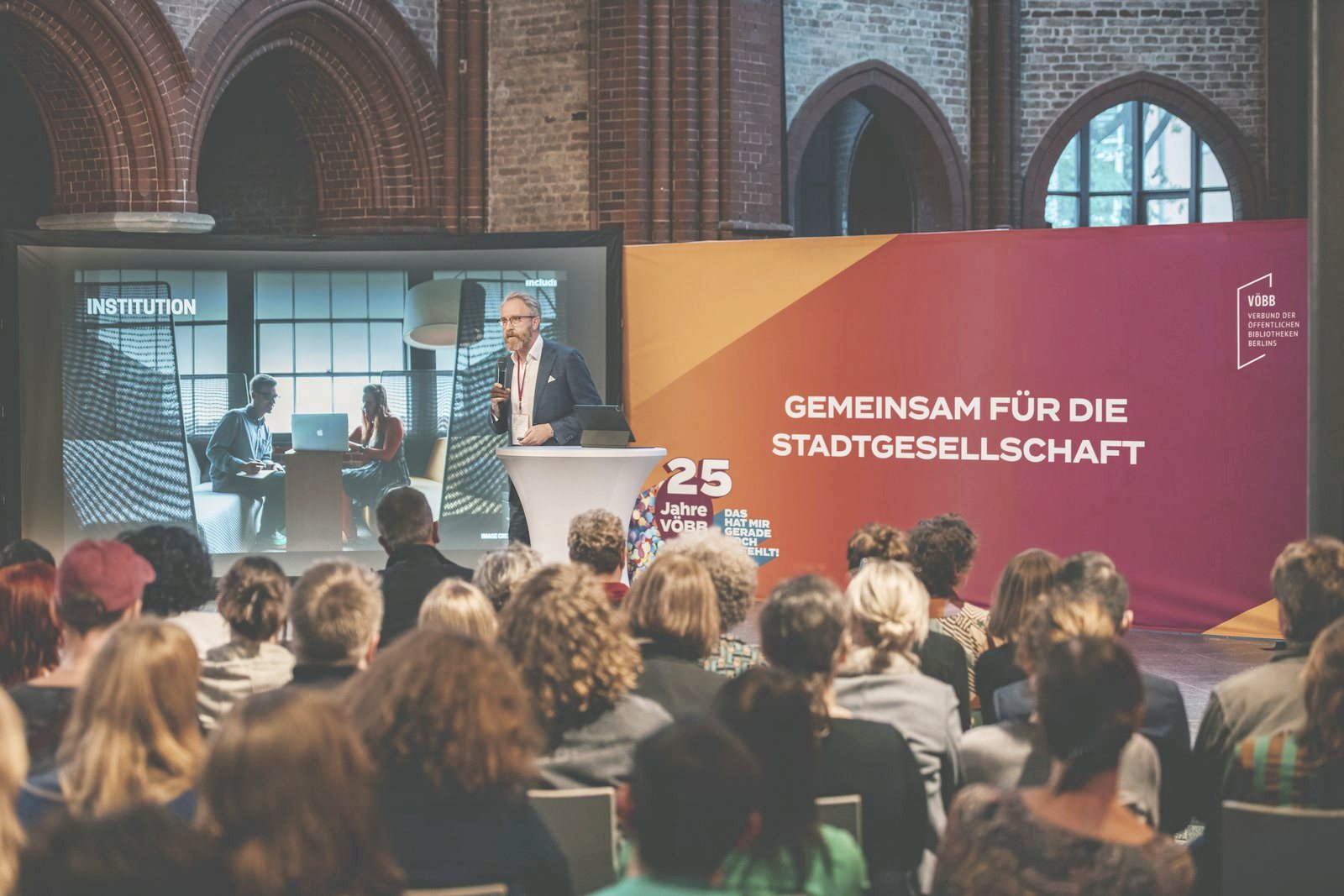 Festakt 25 Jahre VÖBB in der Kulturkirche – Bühne, Publikum und der Leitsatz Gemeinsam für die Stadtgesellschaft